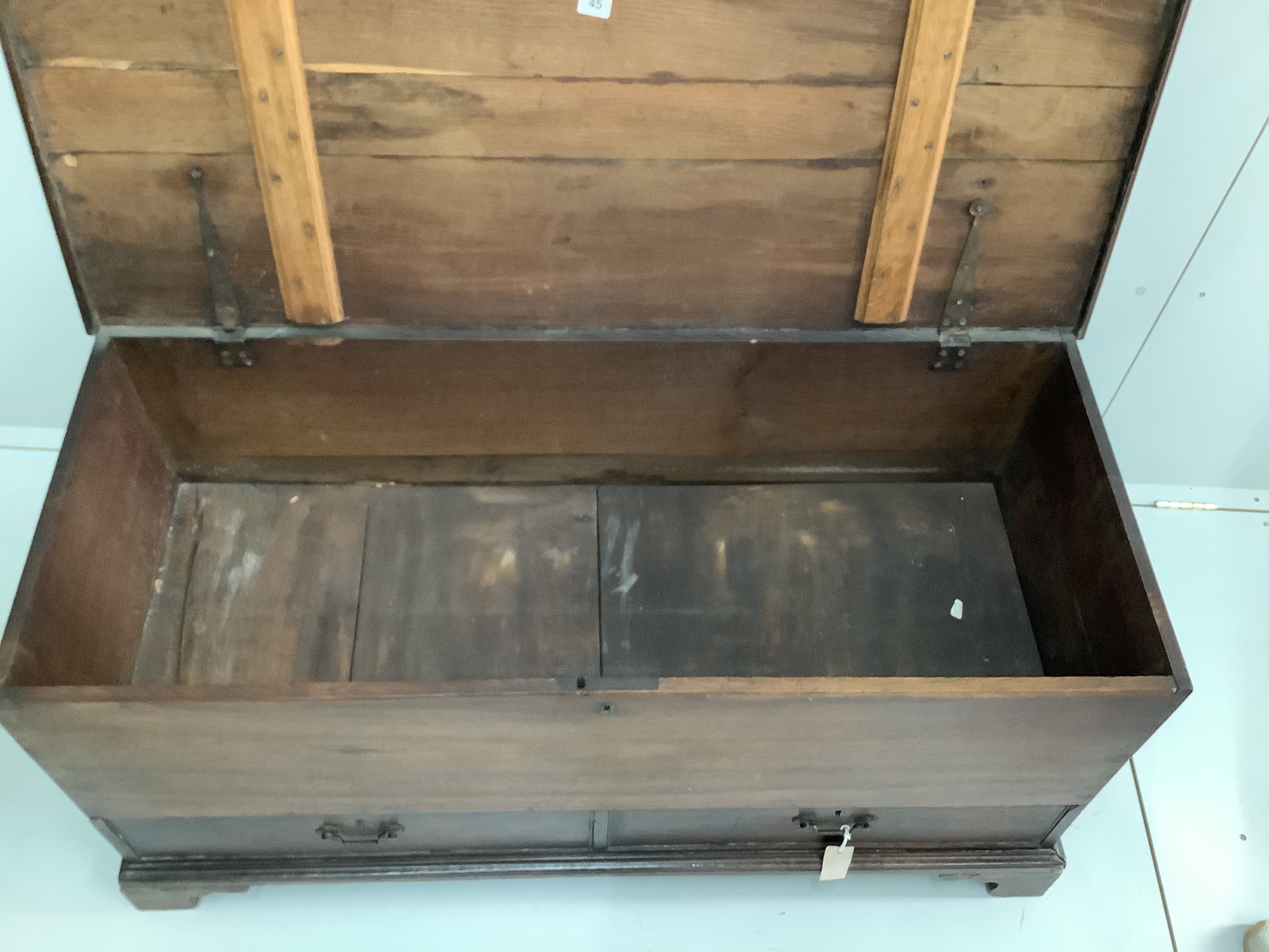 An early 19th century oak mule chest, width 123cm, depth 52cm, height 60cm
